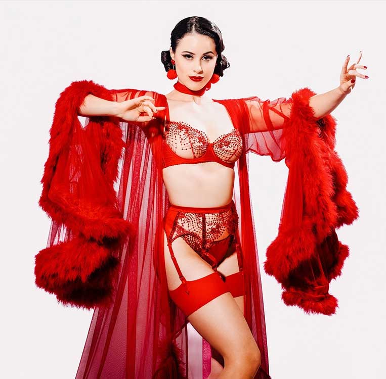 Evana De Lune AAIA 2024 Best Burlesque / Boyesque Performer